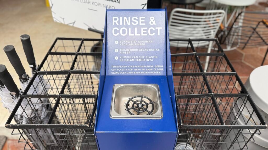 Panel plastik hasil daur ulang di Kopi Nako