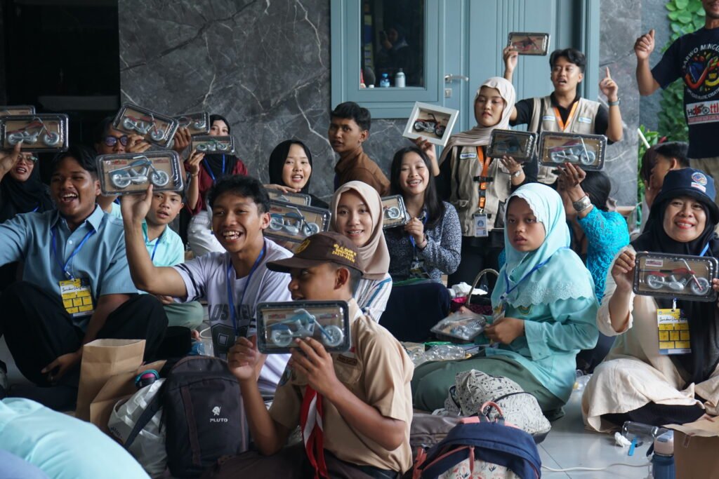 Peserta workshop membuat kerajinan dari botol plastik bekas dalam kegiatan Upcycle Plastic Creations di Malang.