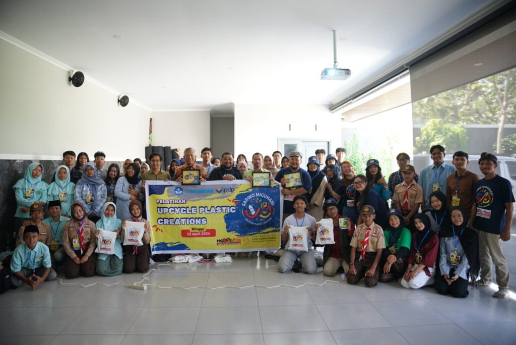Peserta dan narasumber berfoto bersama setelah kegiatan Pelatihan Upcycle Plastic Creations di Malang.