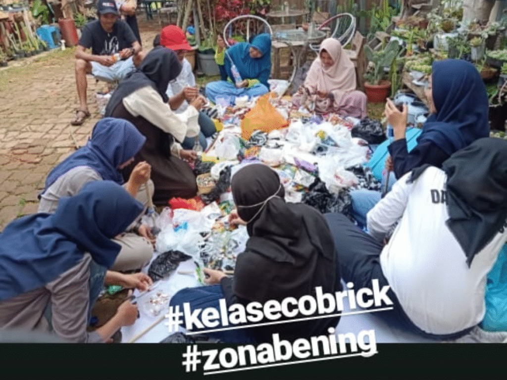 Peserta mengikuti kegiatan kelas ecobrick Zona Bening dengan memilah dan memasukkan sampah plastik ke dalam botol sebagai bentuk edukasi pengelolaan limbah.