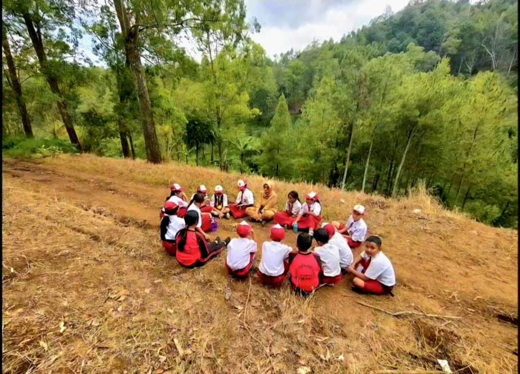 Anak sekolah belajar lingkungan melalui kegiatan outdoor