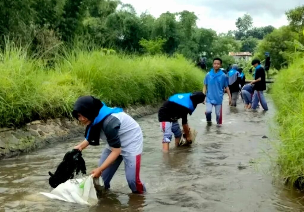 Pelajar melakukan kegiatan edukasi lingkungan di luar ruangan bersama komunitas