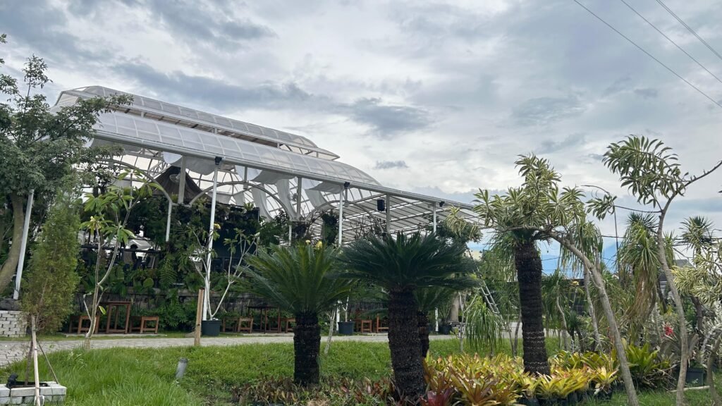 kebun urban farming dengan tanaman sayur di area Khace