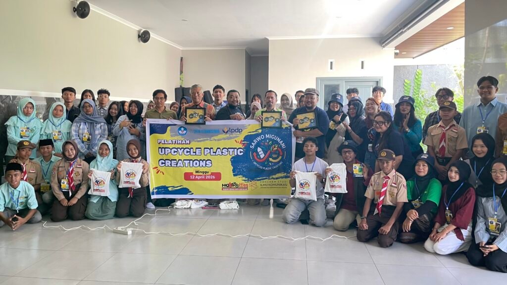 Pelajar dan mahasiswa mengikuti workshop pengolahan sampah plastik di Kota Malang.
