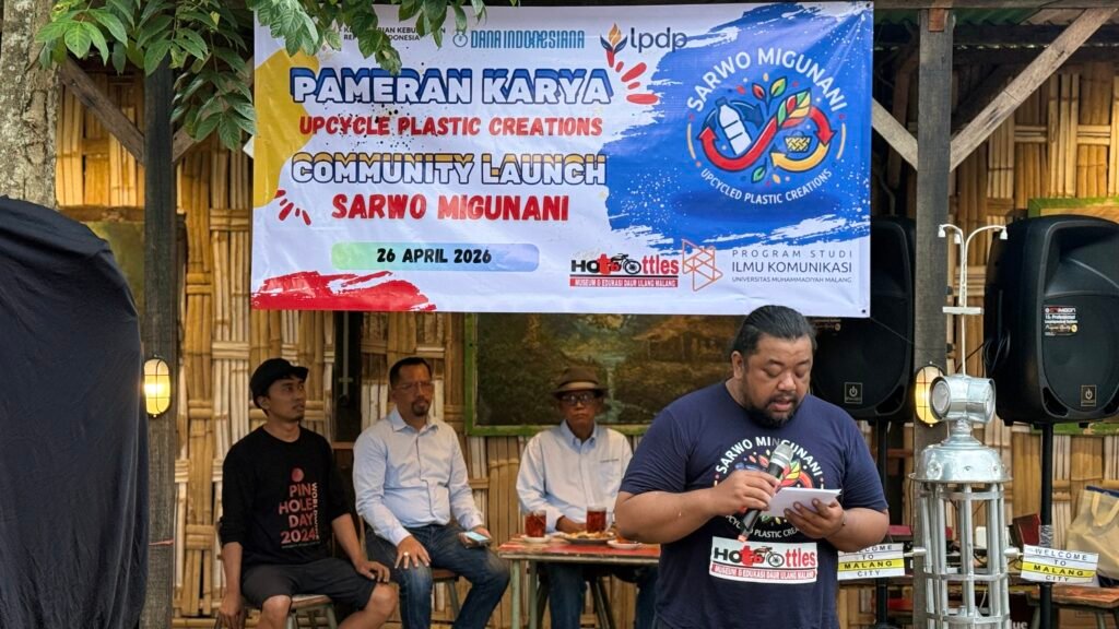 Taufiq Saguanto menyampaikan sambutan dalam acara pameran upcycle plastik Sarwo Migunani.