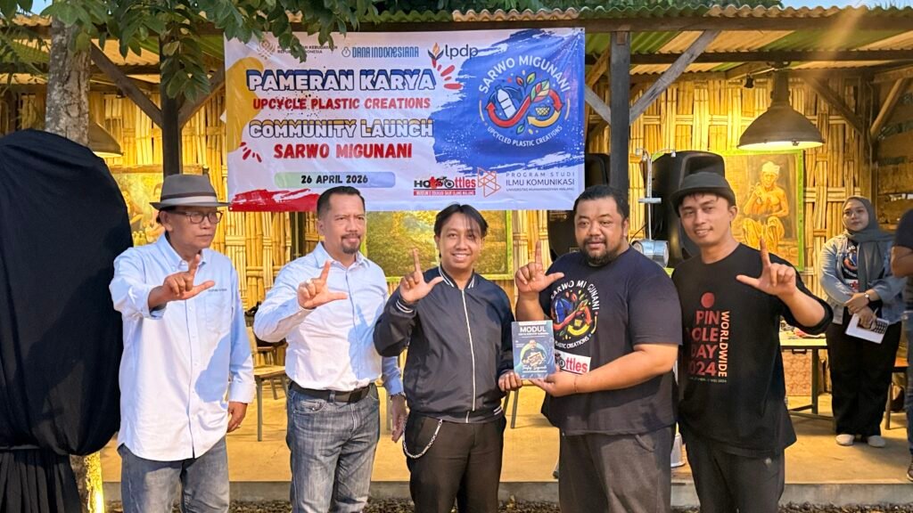 Karya seni berbahan limbah plastik dipajang dalam pameran lingkungan di Kota Malang.