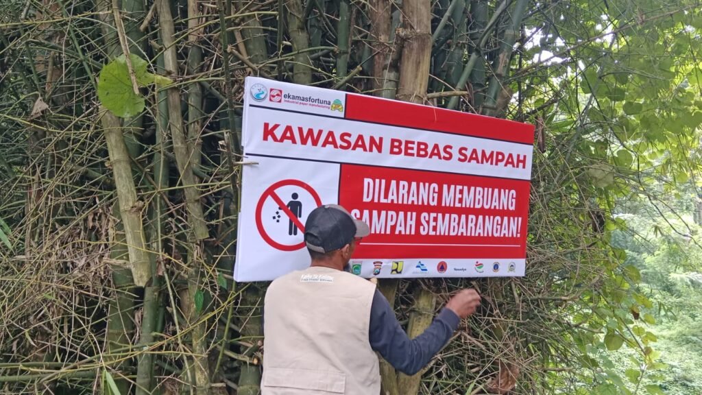 Pohon dan sungai adalah satu ekosistem yang saling menjaga.