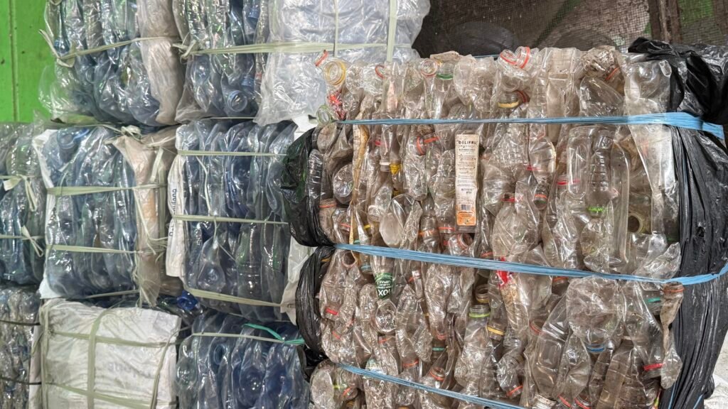 umpukan sampah plastik yang telah dipilah di bank sampah.