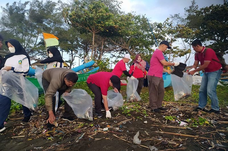 Generasi muda melakukan aksi bersih sampah di lingkungan atau pantai.